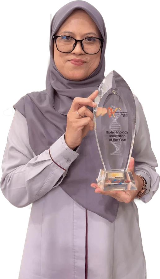 Dr Rosnani Hasham holding her BioInnovation Awards 2013 trophy for Biotechnology Innovation of the Year