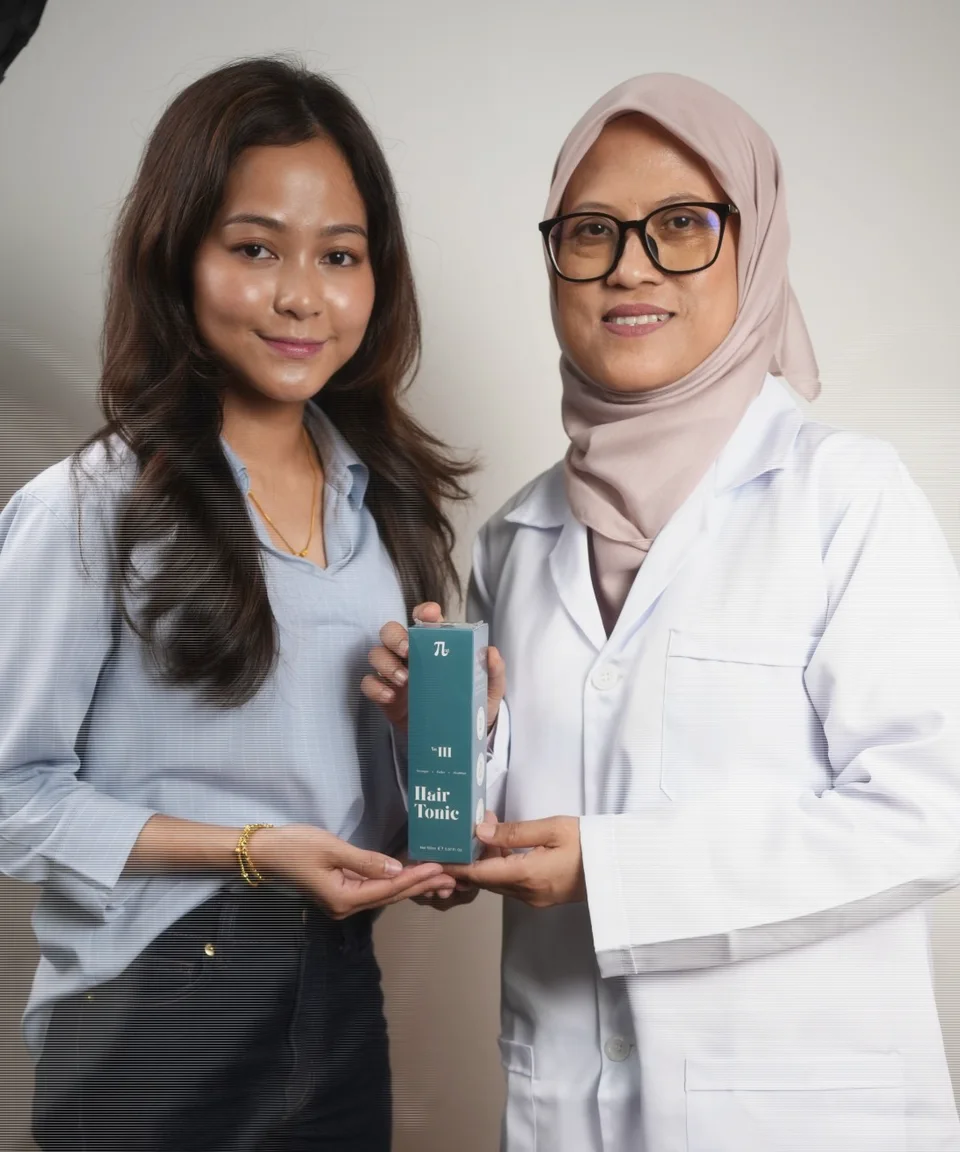 Zaharah Khalir, Project T·Lab’s Chief Business Development Officer, and Dr Rosnani Hasham holding the Hair Tonic together
