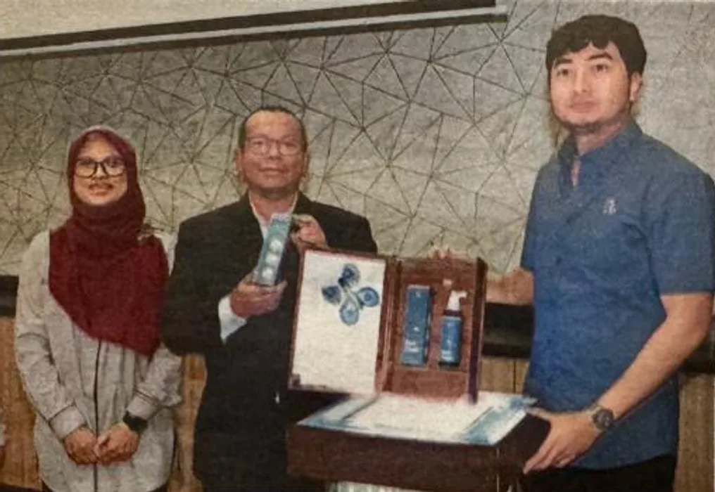 T·Lab Hair Tonic launch at UTM, with Assoc Prof Dr Rosnani Hasham and UTM deputy vice-chancellor Prof Mohd Shafry Mohd Rahim